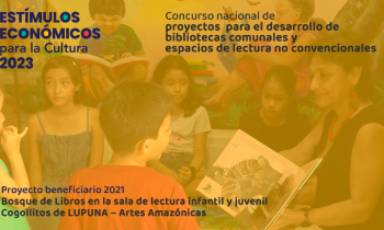 Bosque de libros en la sala de lectura infantil y juvenil Cogollitos de Lupuna